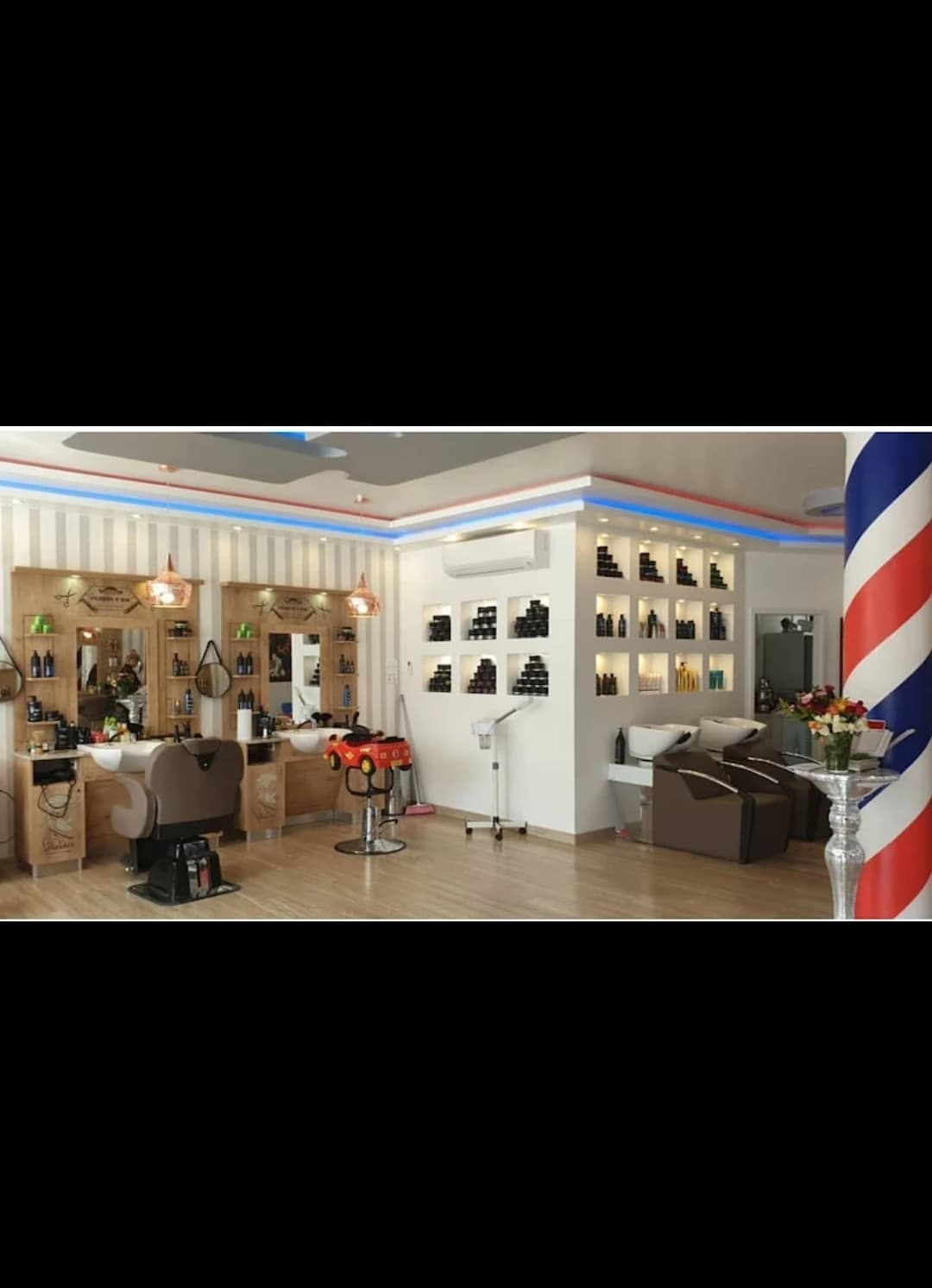 Friseurstuhlreihe und Produktwand